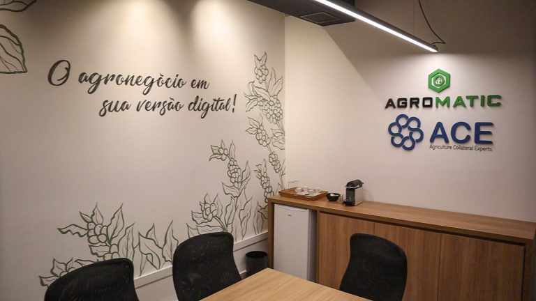 Sala de reunião com mural ilustrado “O agronegócio em sua versão digital” e logos Agromatic e ACE