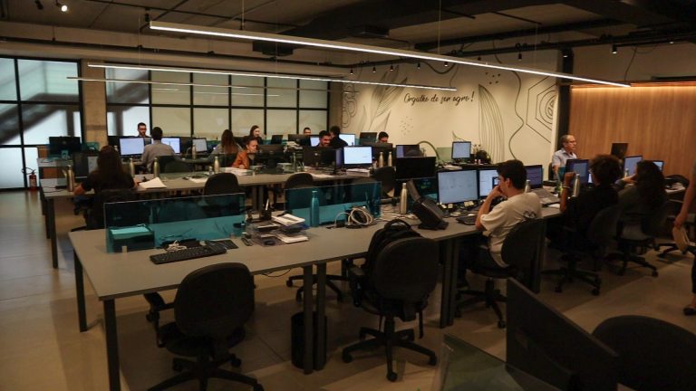 Visão geral do escritório da Agromatic com a equipe nas estações de trabalho