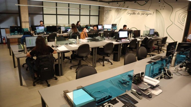 Analistas da equipe Agromatic em atividade nas mesas de trabalho do escritório
